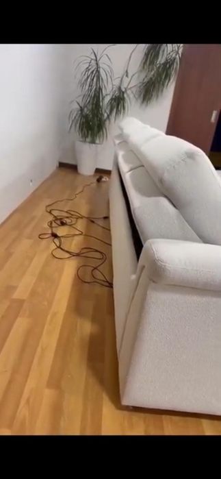 Sofá grande e excelente com suporte para pés