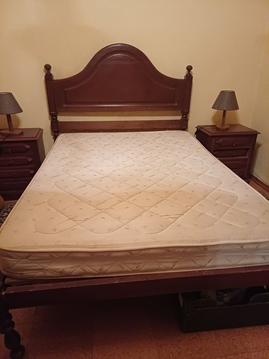 Cama de casal e mesas cabeceira
