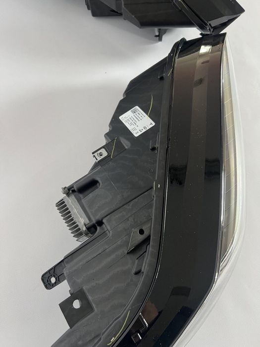 Tesla Model X фари- рест/до рест