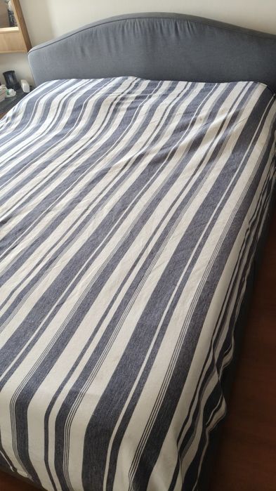 Cama IKEA com cabeceira, estofada, e dois gavetões