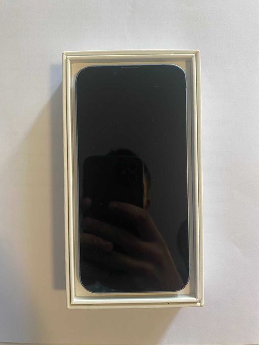iPhone 14 w kolorze niebieskim, pamięć 512 GB.