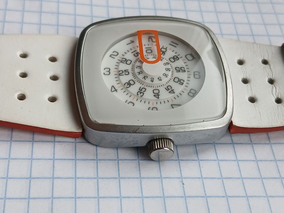 Електронные часы Next