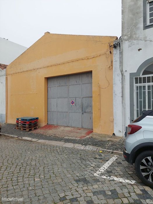 Arrenda-se armazém no centro da cidade