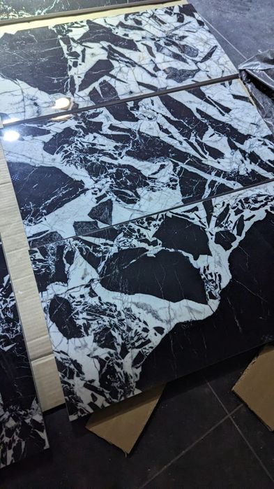 Płytki gres kafle pozostałość po wykończeniu prac