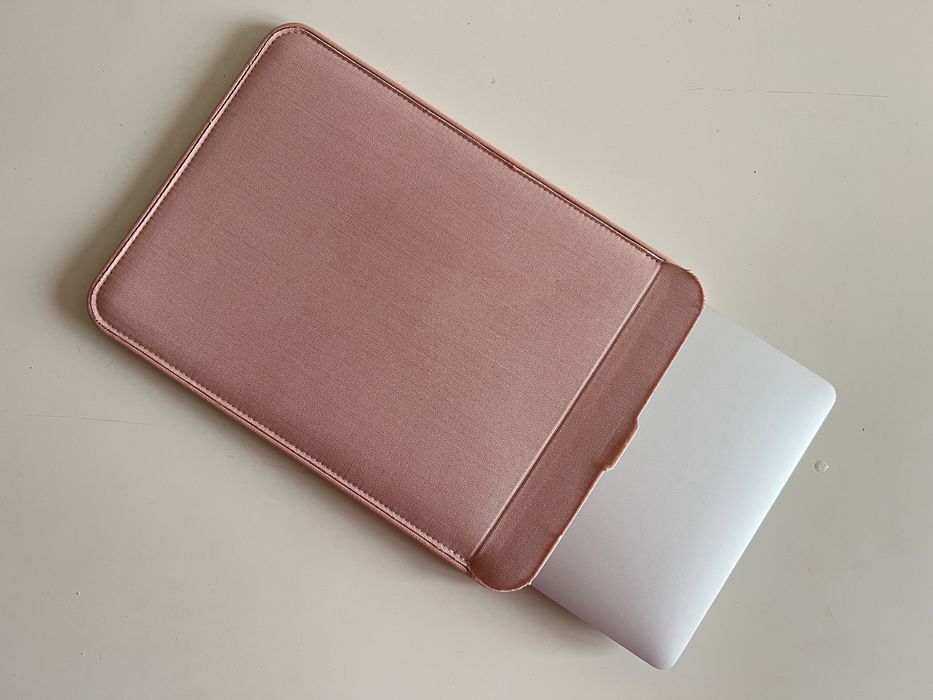 Bardzo zadbany MacBook Air 13 2020 M1 8 256 + magnetyczne etui Incase