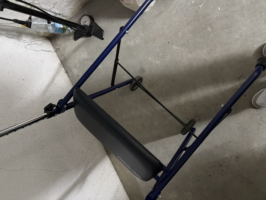 Andarilho de 2 rodas e com assento