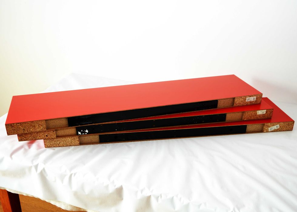 5 Prateleiras de parede (1 branca e 4 vermelhas)