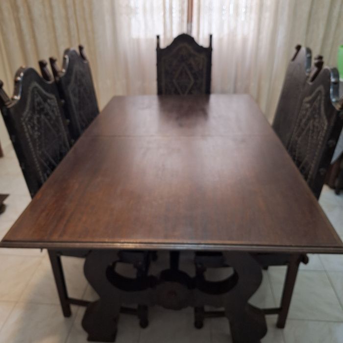 Mesa de jantar clássica com 6 cadeiras em madeira nobre