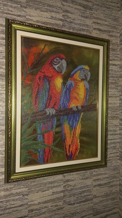 Картина з бісеру яскрава пара птахів, папуги ара.