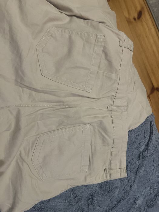 Spodnie z kieszeniami nadzytymi z boku