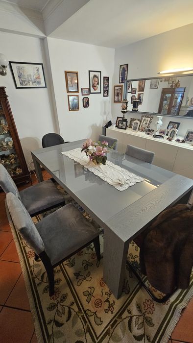 Mesa de jantar extensível em madeira maciça cinzenta e vidro + 4 cadei