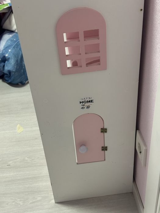 дитячий будиночок,з меблями(з дефектами)