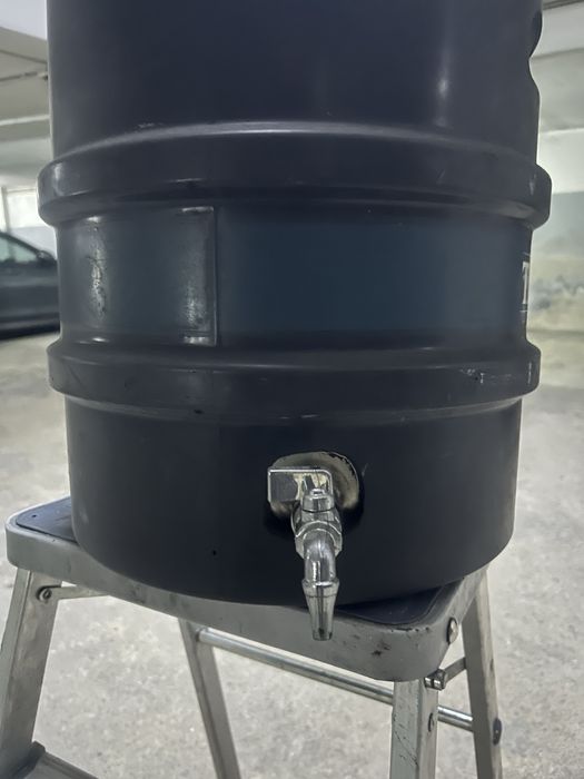 Barril com torneira e avertura em cima