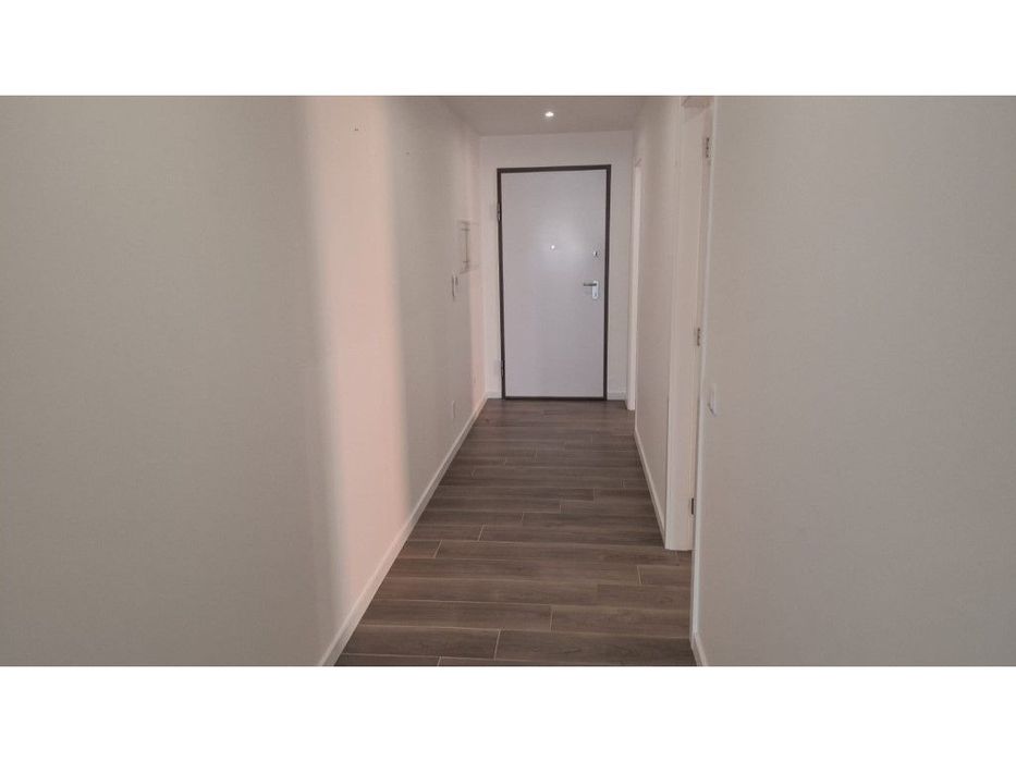 Apartamento T3 com varanda, garagem fechada em condomínio com piscina