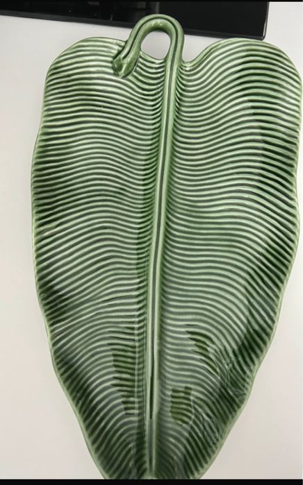 Travessa em forma de folha