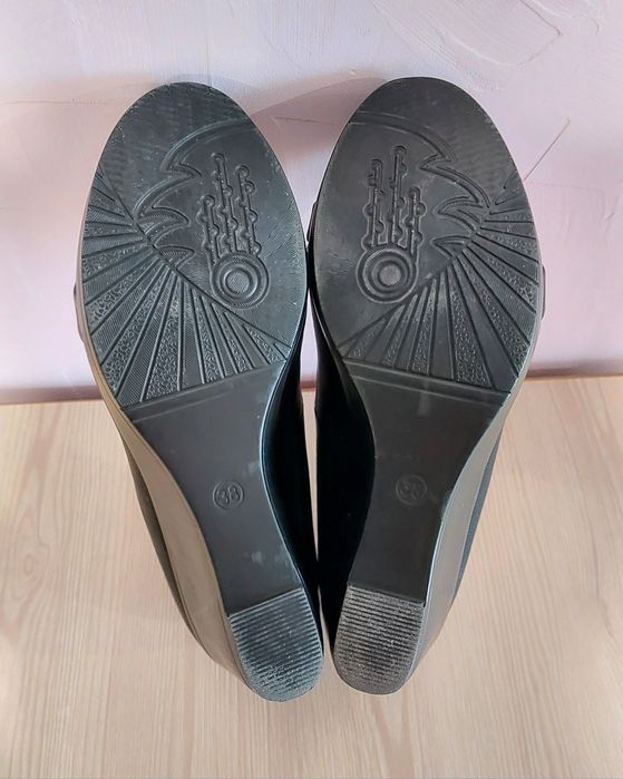 Туфлі на танкетці