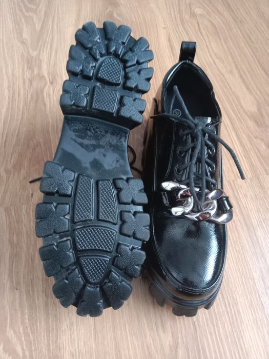 Жіночі лакові туфлі