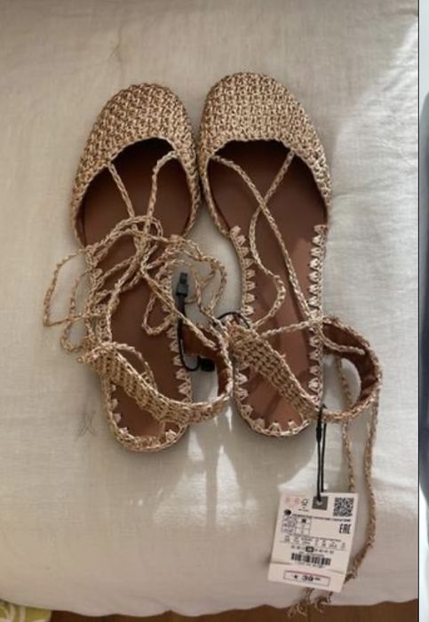 Sapatos dourados novos