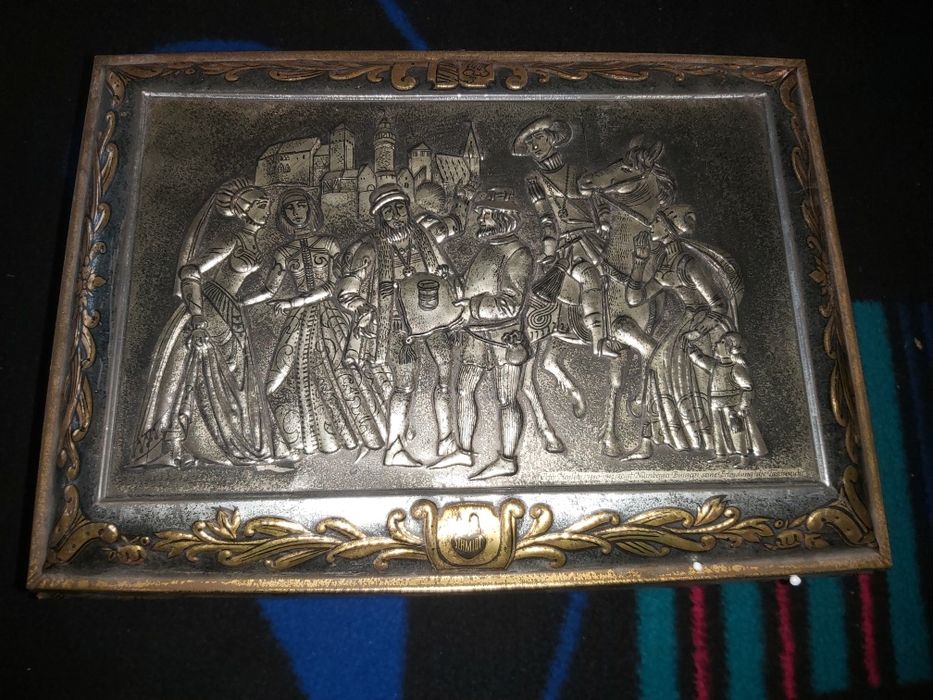 Stara duża puszka skrzyneczka blaszana