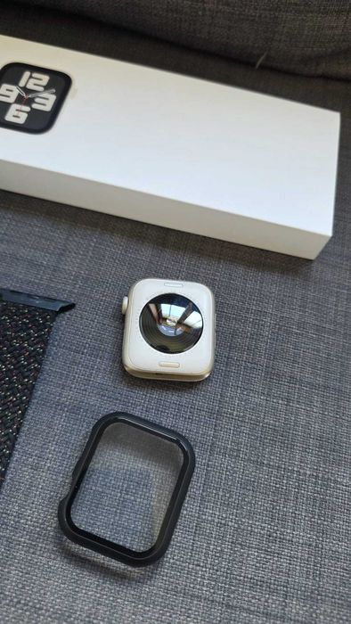 Apple Watch SE 44mm Starlight | Inclui Carregador + Películas + Pulseira Extra
