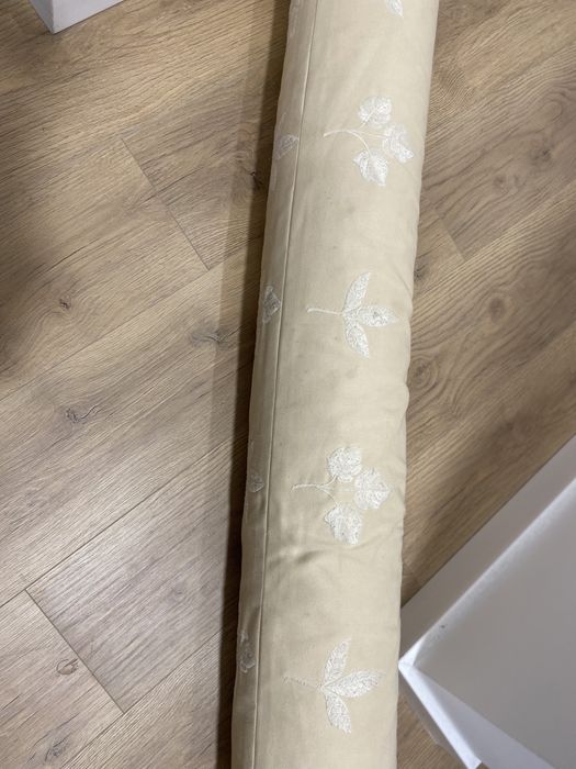 Coberta de cama de casal e rolo decorativo