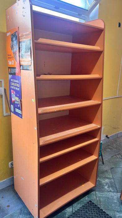 Regały z półkami , meble