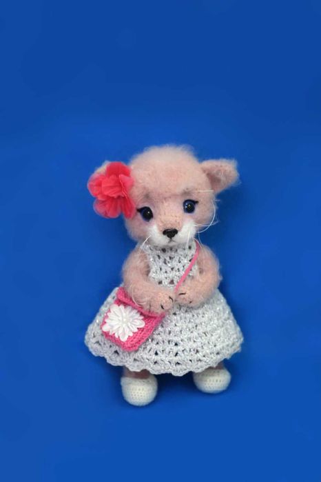 Рожева кошечка з одягом