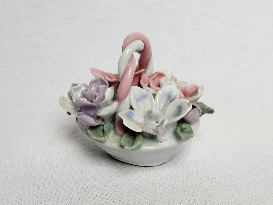 Koszyczek Porcelanowy z Kwiatami – Kompozycja Florystyczna
