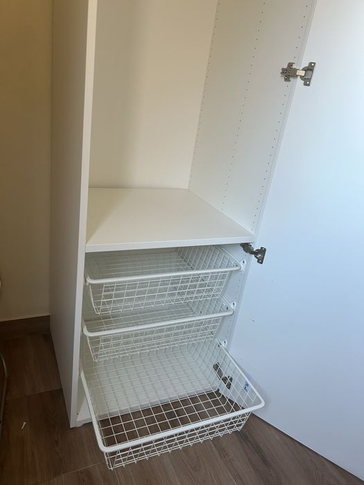 Roupeiro IKEA PAX com cestas de rede