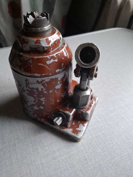 Домкрат под ремонт