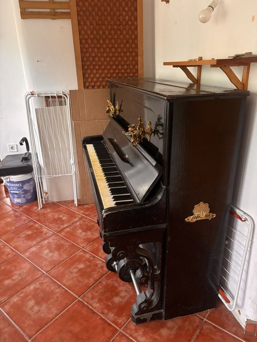 Piano Antigo em bom estado desafinado