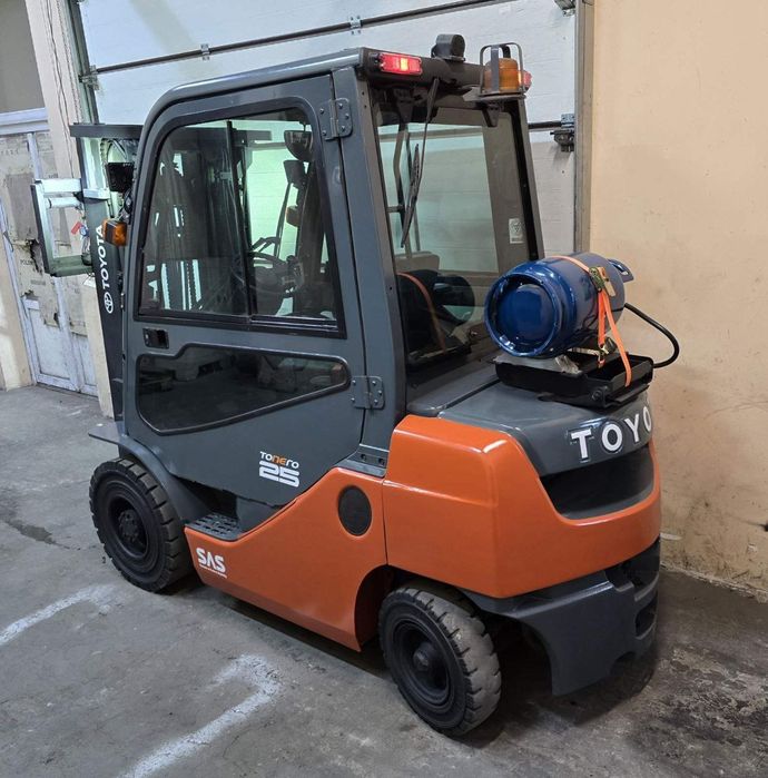 Навантажувач вилковий, газовий 2.5 тонни,
Toyota 02-8FGF25