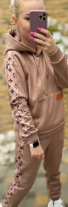 Продам теплый   спортивный костюм LV