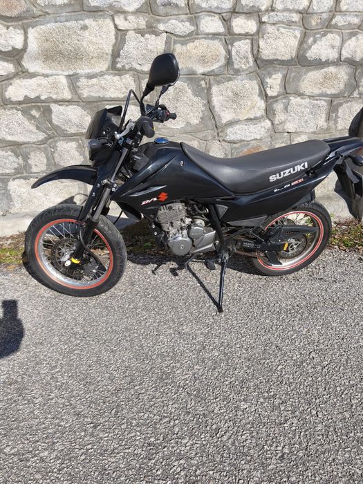 Moto Suzuki dr 125.