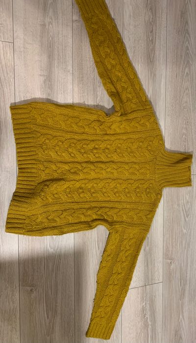 Śliczny jesienny sweter ze splotem