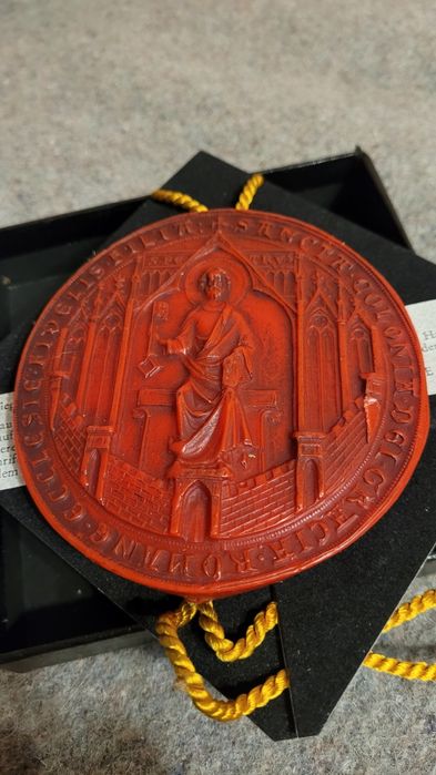 Dwie repliki odcisków pieczęci w wosku.