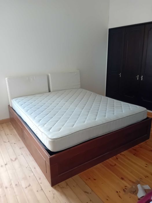 Cama/estrado em madeira de cerejeira maciça