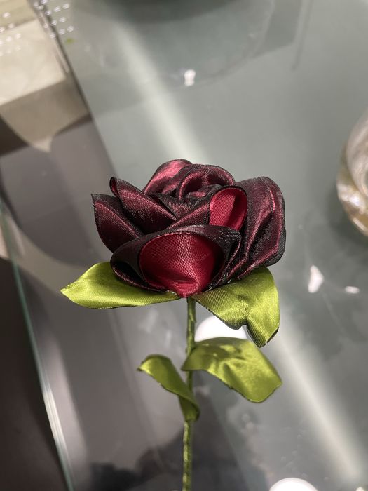 flores feitas com fitas de cetim