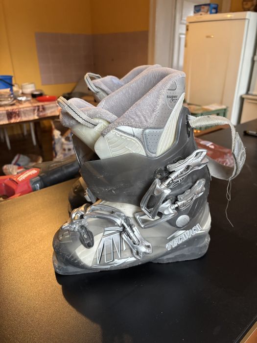 Buty narciarskie dziecięce rozmiar 38-39 / 250-255mm skorupa 295mm