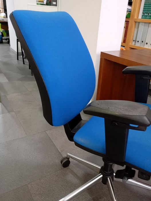 Duas cadeiras de escritório ajustáveis com rodas