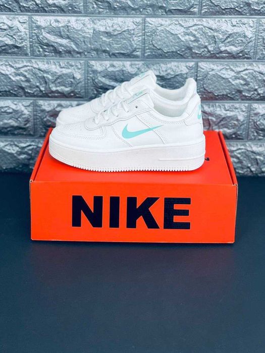 Стильные кожаные найки молодежные красовки Nike / яркие кросы на лето