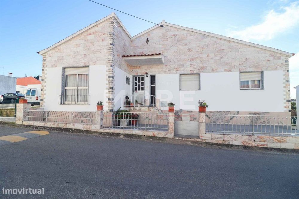 Moradia T4 com garagem e Terreno no Centro de Rio de Moinhos