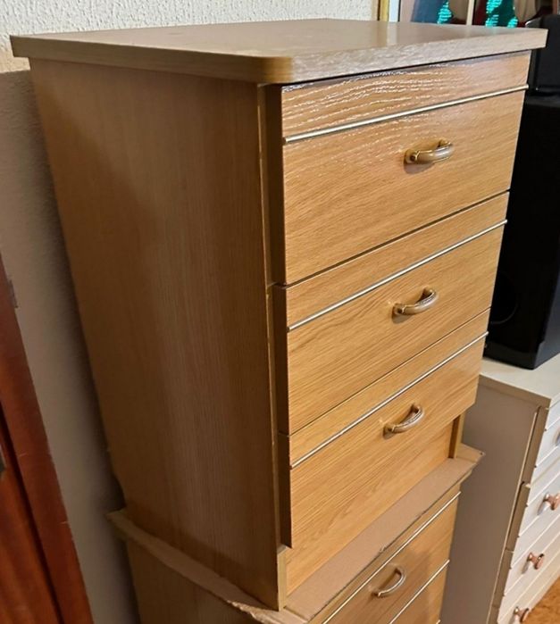 Cama com Colchão e Estrado + Mesinha de Cabeceira