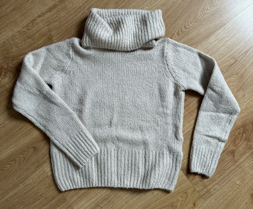 Beżowy sweter z golfem