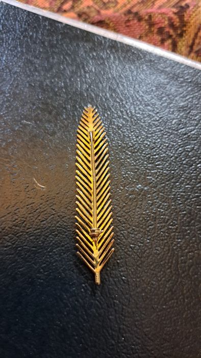 Alfinetes broches vintage em prata contrastada.