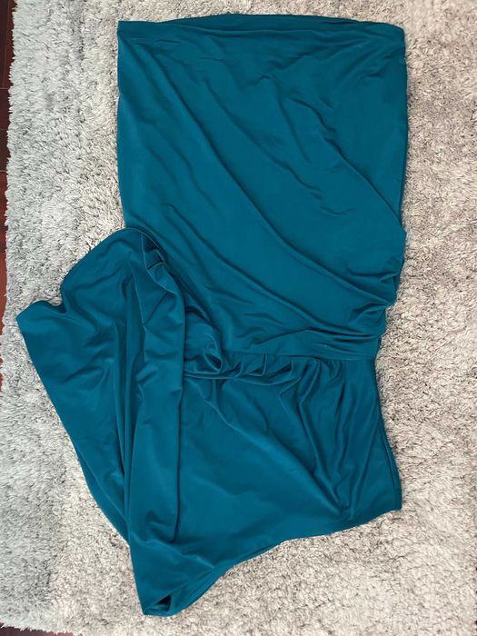 Vestido azul de um ombro