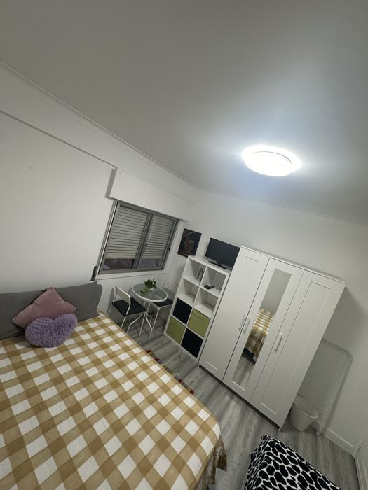 Quarto mobiliado p casal ou familiares c tv e frigorífico no quarto em São Brás Amadora