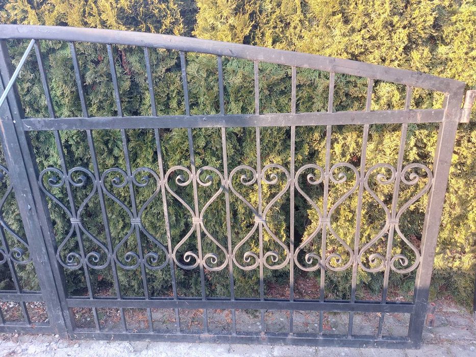 Brama dwuskrzydłowa.