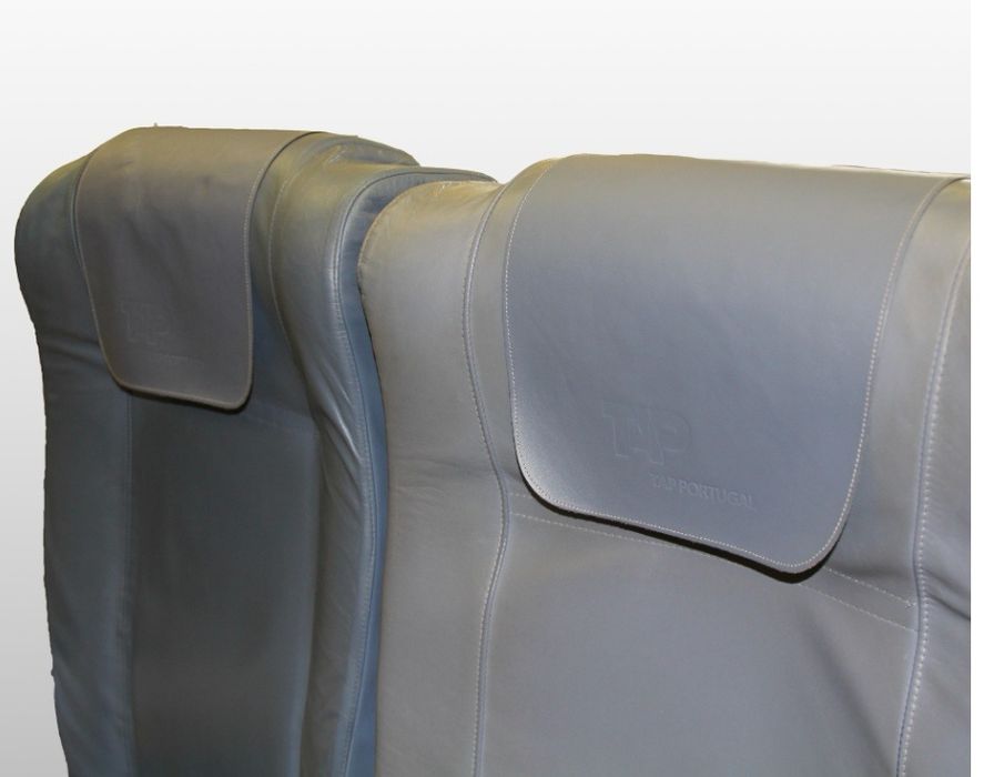 Cadeira tripla de classe económica de um avião da TAP Air Portugal