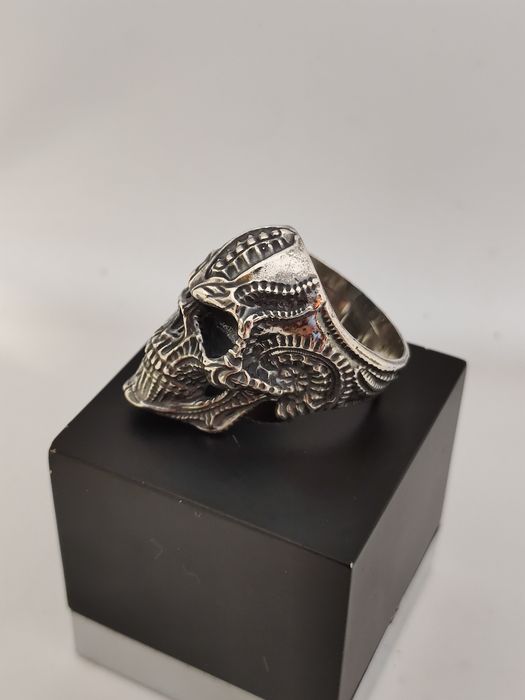 Серебряное кольцо череп